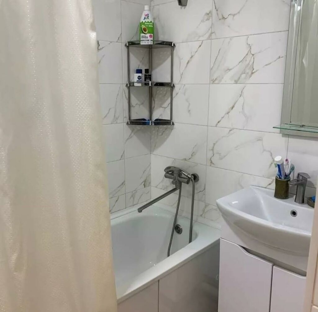 Продаю 4 комнатную кварт, мкр. Аламедин1,этаж 10/10, не угловая, СВЕЖИЙ РЕМОНТ, площадь 120м2, вся мебель остаётся, цена: 172000$