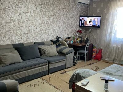 Продаю 1 комн. квартиру, Мкр. Аламедин 1, Салиева, этаж 4/4, новая крыша, Не угловая, 38м2, цена: 61500$ Есть собственное парковочное место.