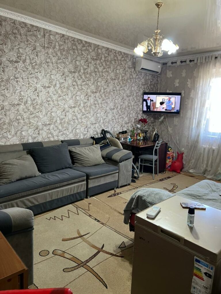 Продаю 1 комн. квартиру, Мкр. Аламедин 1, Салиева, этаж 4/4, новая крыша, Не угловая, 38м2, цена: 61500$ Есть собственное парковочное место.