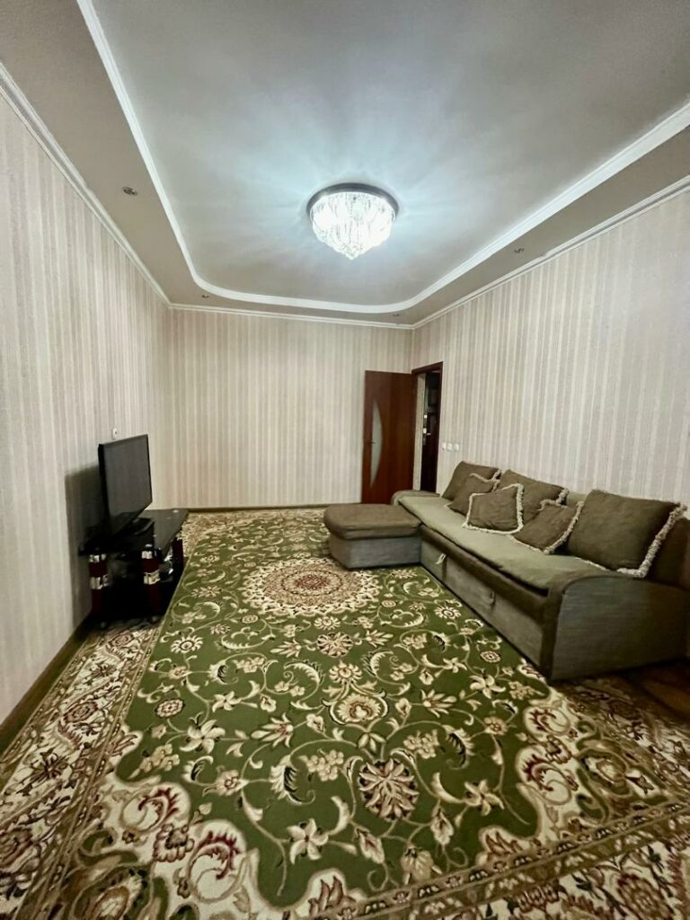 Продаю 1 комнатную квартиру, мкр. Аламедин 1, этаж 1/9, не угловая, площадь 35м2+лоджия, серия 105, цена: 58500$