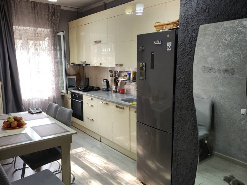 Продаю 2 комн. квартиру, мкр. Аламедин 1, этаж 1/5, не угловая, 53м2, серия 105, с ремонтом, цена: 79000$