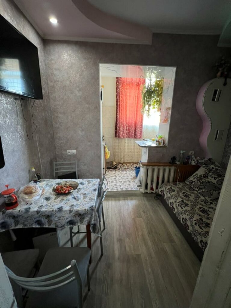 Продаю 1 комн. квартиру, Мкр. Аламедин 1, Салиева, этаж 4/4, новая крыша, Не угловая, 38м2, цена: 61500$ Есть собственное парковочное место.