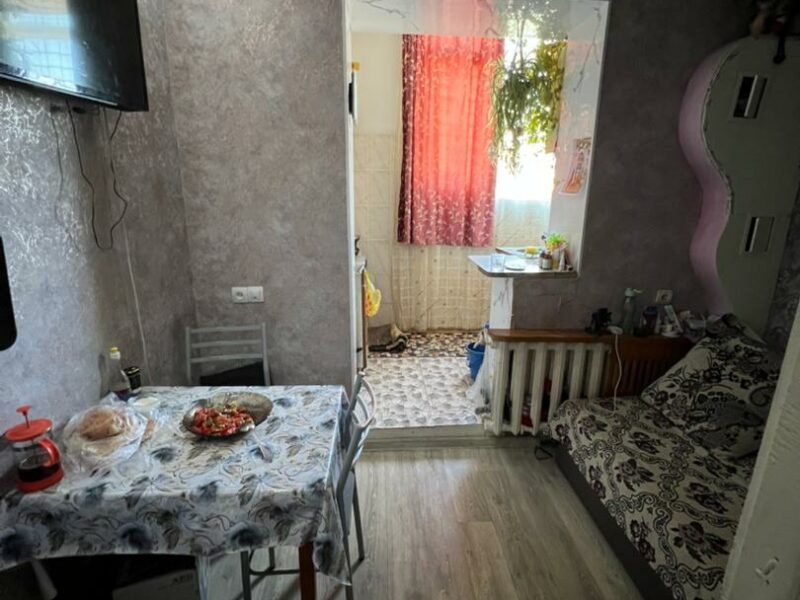 Продаю 1 комн. квартиру, Мкр. Аламедин 1, Салиева, этаж 4/4, новая крыша, Не угловая, 38м2, цена: 61500$ Есть собственное парковочное место.
