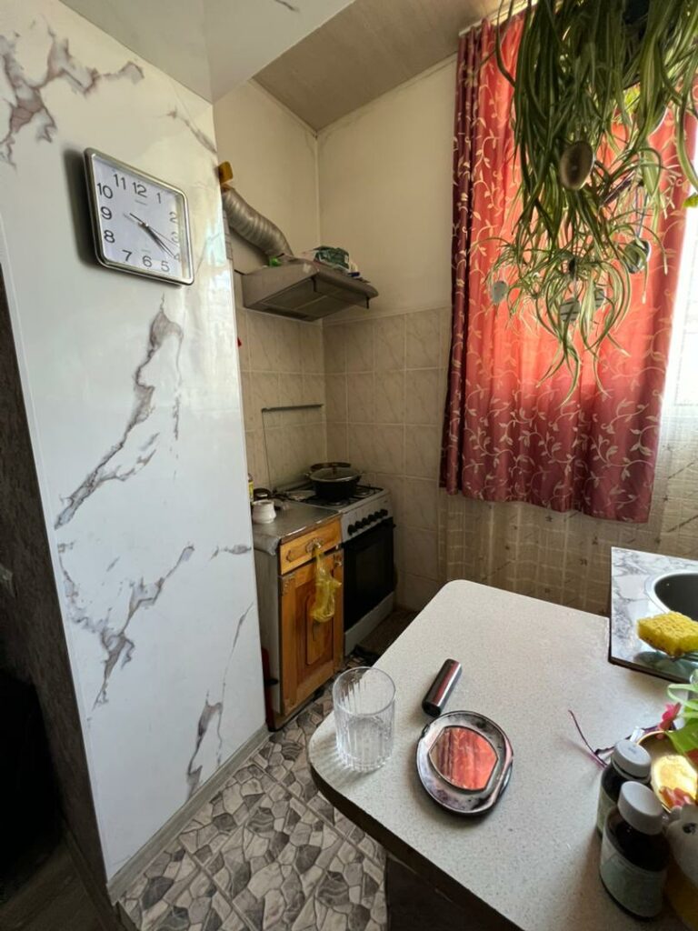 Продаю 1 комн. квартиру, Мкр. Аламедин 1, Салиева, этаж 4/4, новая крыша, Не угловая, 38м2, цена: 61500$ Есть собственное парковочное место.