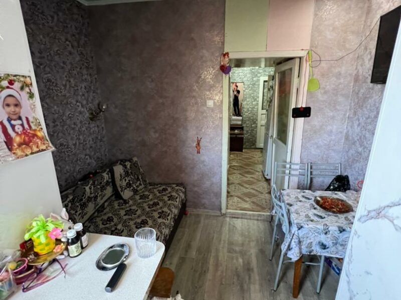 Продаю 1 комн. квартиру, Мкр. Аламедин 1, Салиева, этаж 4/4, новая крыша, Не угловая, 38м2, цена: 61500$ Есть собственное парковочное место.