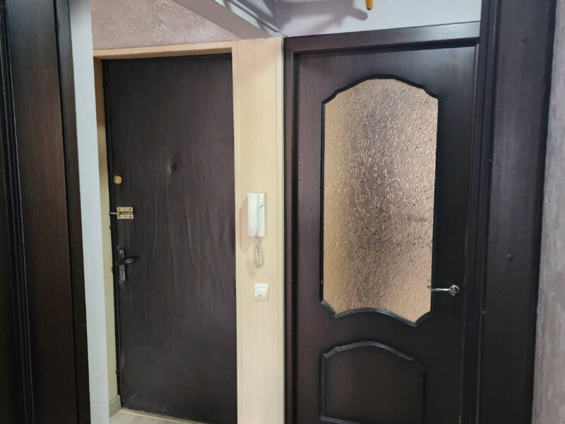 Продаю 2 комн. квартиру, мкр. Аламедин 1, этаж 1/5, не угловая, 53м2, серия 105, с ремонтом, цена: 79000$