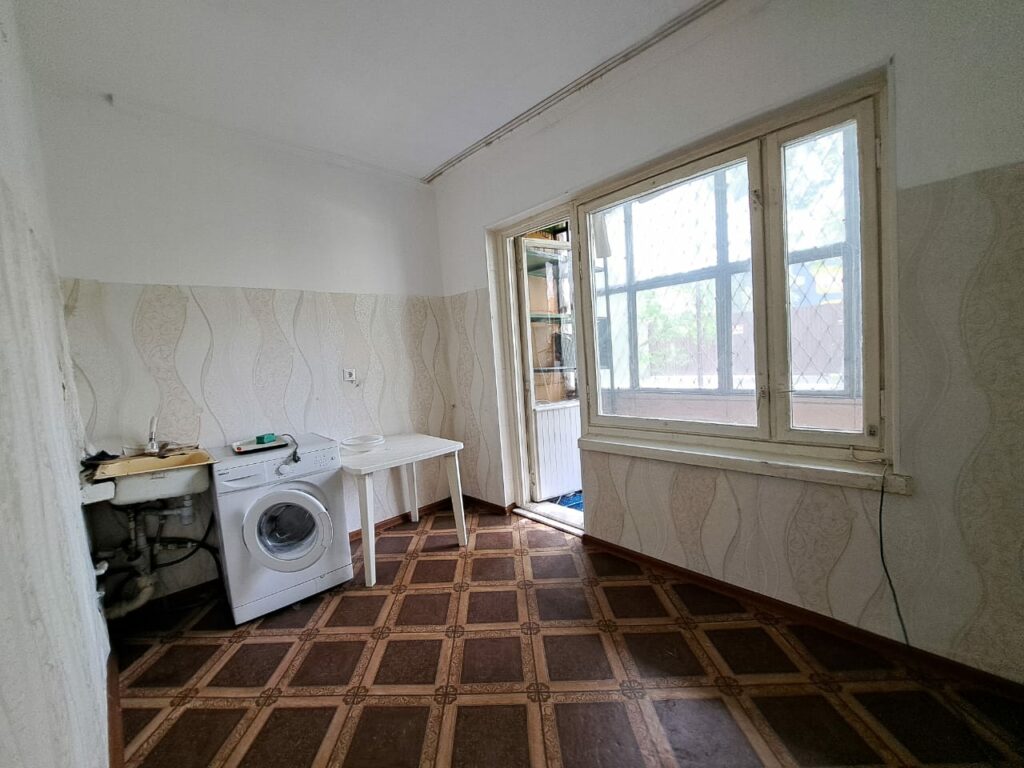 Продаю 1 комнатную квартиру, мкр. Аламедин 1, этаж 1/9, не угловая, площадь 35м2+лоджия, серия 105, цена: 58500$