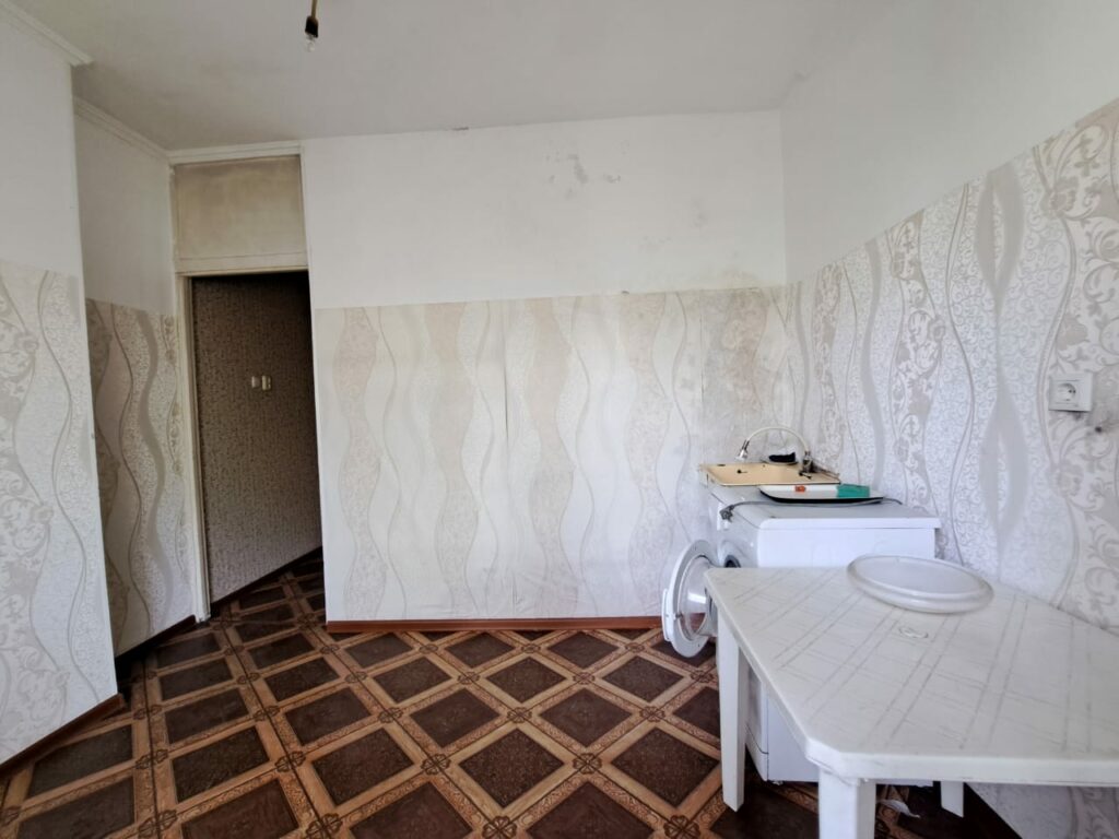 Продаю 1 комнатную квартиру, мкр. Аламедин 1, этаж 1/9, не угловая, площадь 35м2+лоджия, серия 105, цена: 58500$