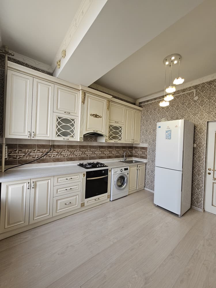 Продаю 3 комнатную квартиру, мкр. Аламедин1, этаж 6/11, с ремонтом, 115м2, цена: 1250$/м2, цена: 144000$