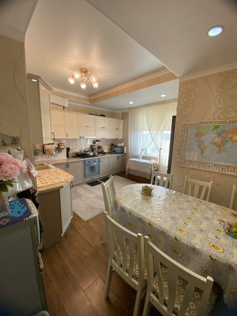 Продаю 5 комнатную квартиру! Мкр. Аламедин 1, этаж 8и9 пентхаус, 142м2, цена: 1440$м2, полностью укомплектована! Цена: 205000$