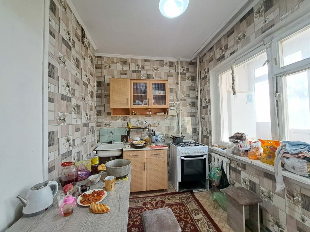 Продаю 1 комнатную квартиру, мкр Аламедин 1/гор.строителей, этаж 3/9, не угловая, 44м2, серия 106, цена: 61000$