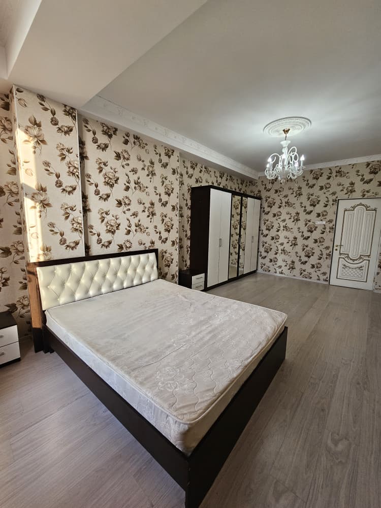 Продаю 3 комнатную квартиру, мкр. Аламедин1, этаж 6/11, с ремонтом, 115м2, цена: 1250$/м2, цена: 144000$