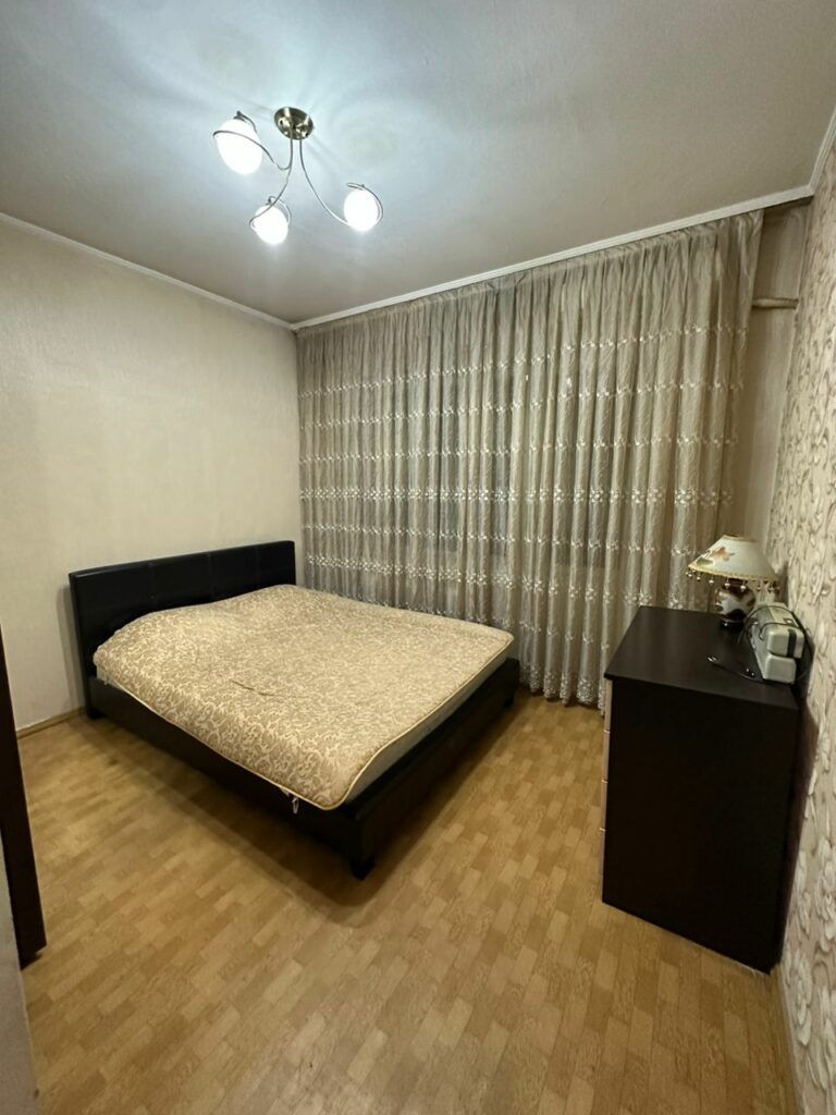 Продаю 2 комн.квартиру, мкр. Аламедин 1, этаж 1/5, не угловая, серия 105, цена: 77000$