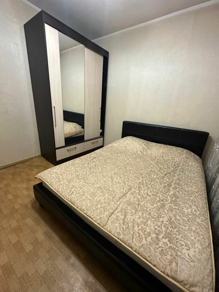 Продаю 2 комн.квартиру, мкр. Аламедин 1, этаж 1/5, не угловая, серия 105, цена: 77000$