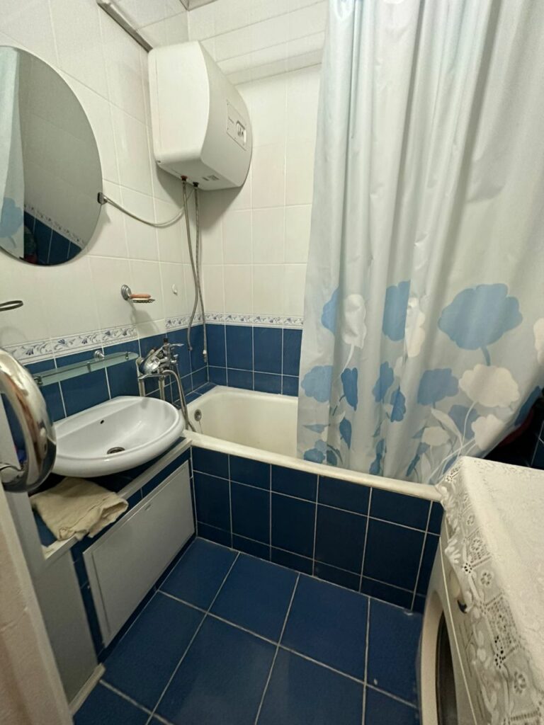 Продаю 2 комн.квартиру, мкр. Аламедин 1, этаж 1/5, не угловая, серия 105, цена: 77000$