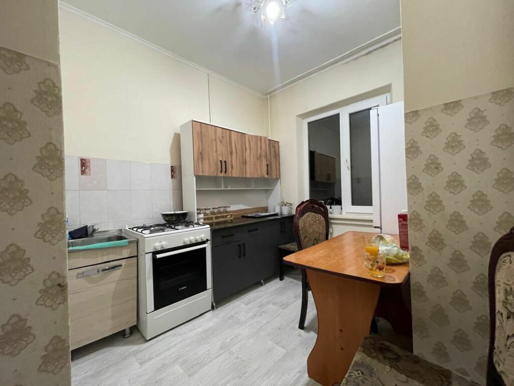 Продаю 2 комн. квартиру, мкр, Аламедин 1, этаж4/5, не угловая, серия 105, цена: 73000$ окончательно.