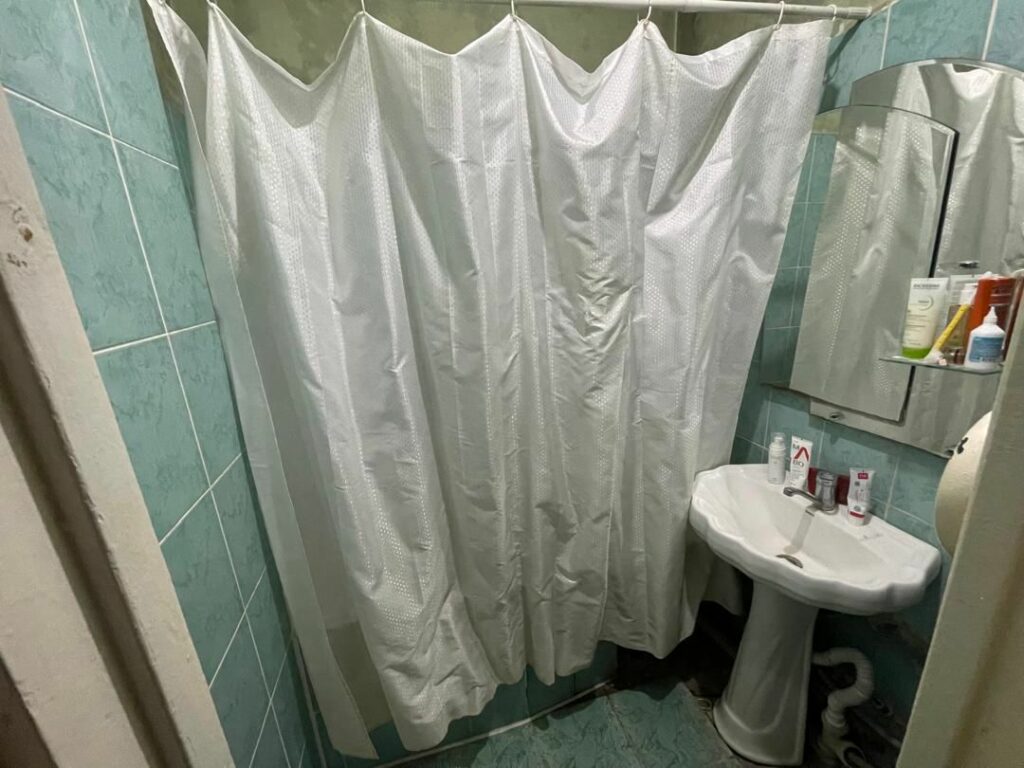 Продаю 2 комн. квартиру, мкр, Аламедин 1, этаж4/5, не угловая, серия 105, цена: 73000$ окончательно.