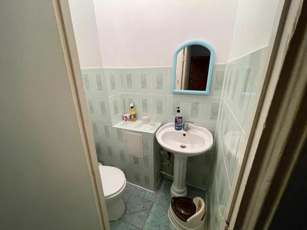 Продаю 2 комн. квартиру, мкр, Аламедин 1, этаж4/5, не угловая, серия 105, цена: 73000$ окончательно.