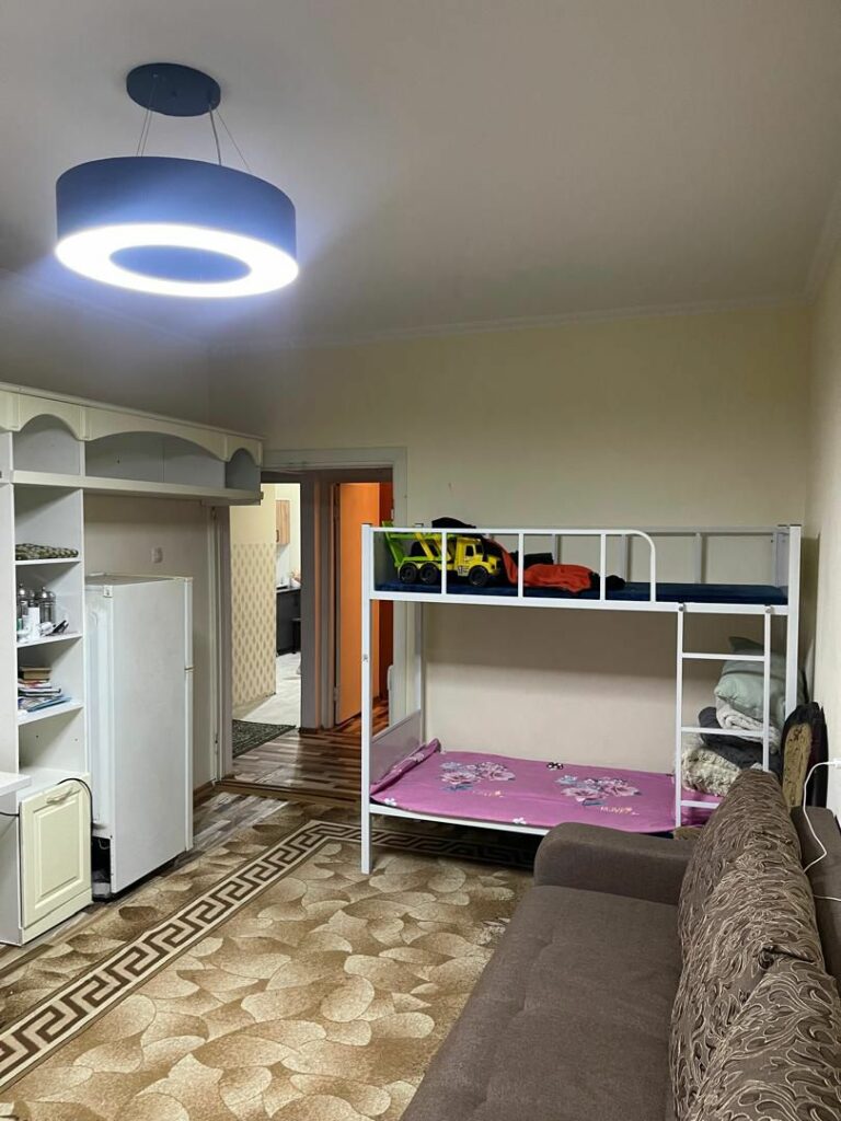 Продаю 2 комн. квартиру, мкр, Аламедин 1, этаж4/5, не угловая, серия 105, цена: 73000$ окончательно.