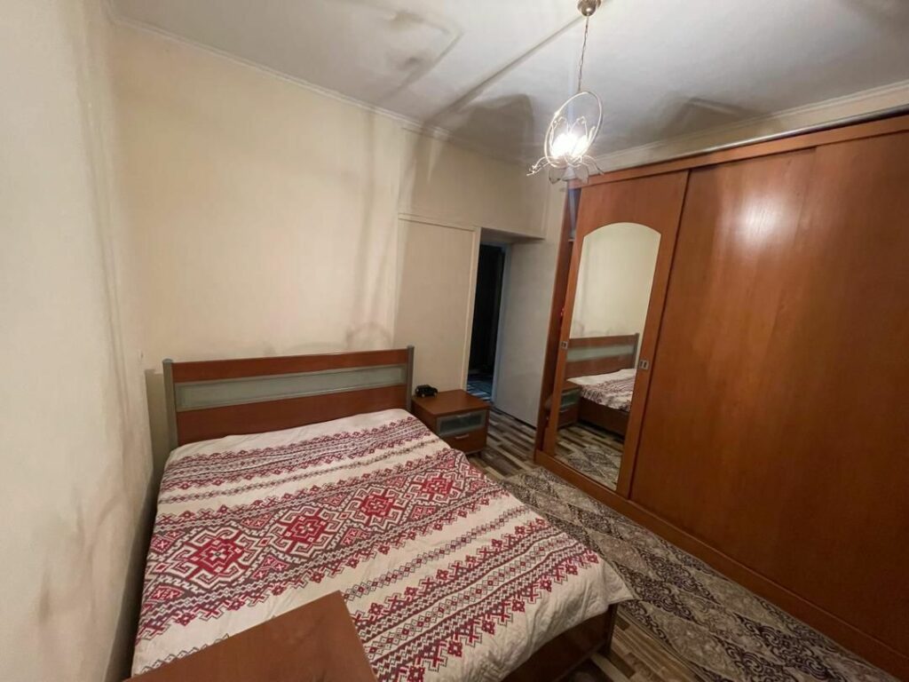 Продаю 2 комн. квартиру, мкр, Аламедин 1, этаж4/5, не угловая, серия 105, цена: 73000$ окончательно.