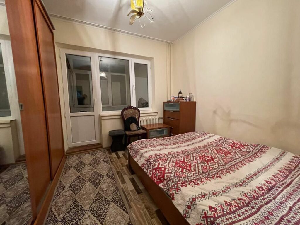 Продаю 2 комн. квартиру, мкр, Аламедин 1, этаж4/5, не угловая, серия 105, цена: 73000$ окончательно.