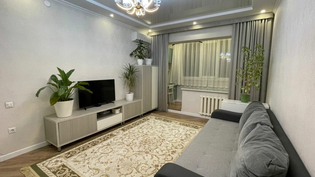 Продаю 1 комн. кв., мкр. Тунгуч, этаж 4/9, серия 106 улучшенная, 43м2, дизайнерский ремонт, вся техника и мебель в подарок! Цена: 69000$