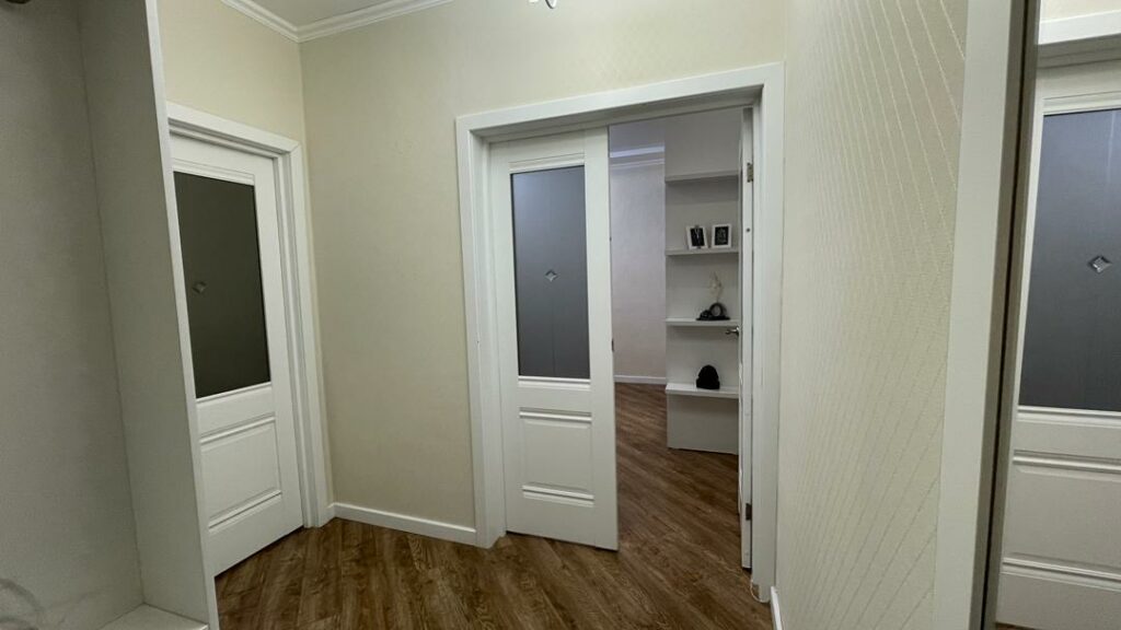 Продаю 1 комн. кв., мкр. Тунгуч, этаж 4/9, серия 106 улучшенная, 43м2, дизайнерский ремонт, вся техника и мебель в подарок! Цена: 69000$