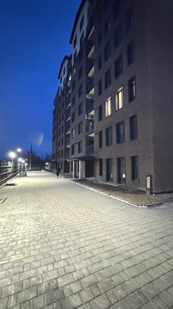 Продаю 3 комн. кварт, мкр. Аламедин 1, 90м2, этаж 6/9, ВИП городок "Мичуринский квартал", Свежий ремонт, новая мебель, цена: 145000$