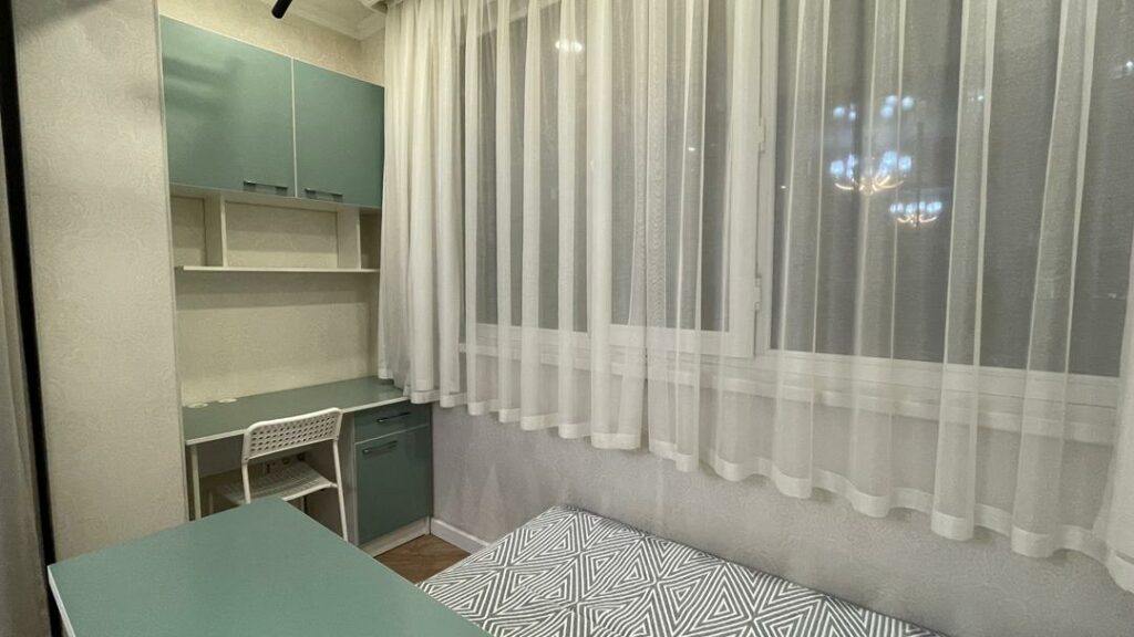 Продаю 1 комн. кв., мкр. Тунгуч, этаж 4/9, серия 106 улучшенная, 43м2, дизайнерский ремонт, вся техника и мебель в подарок! Цена: 69000$