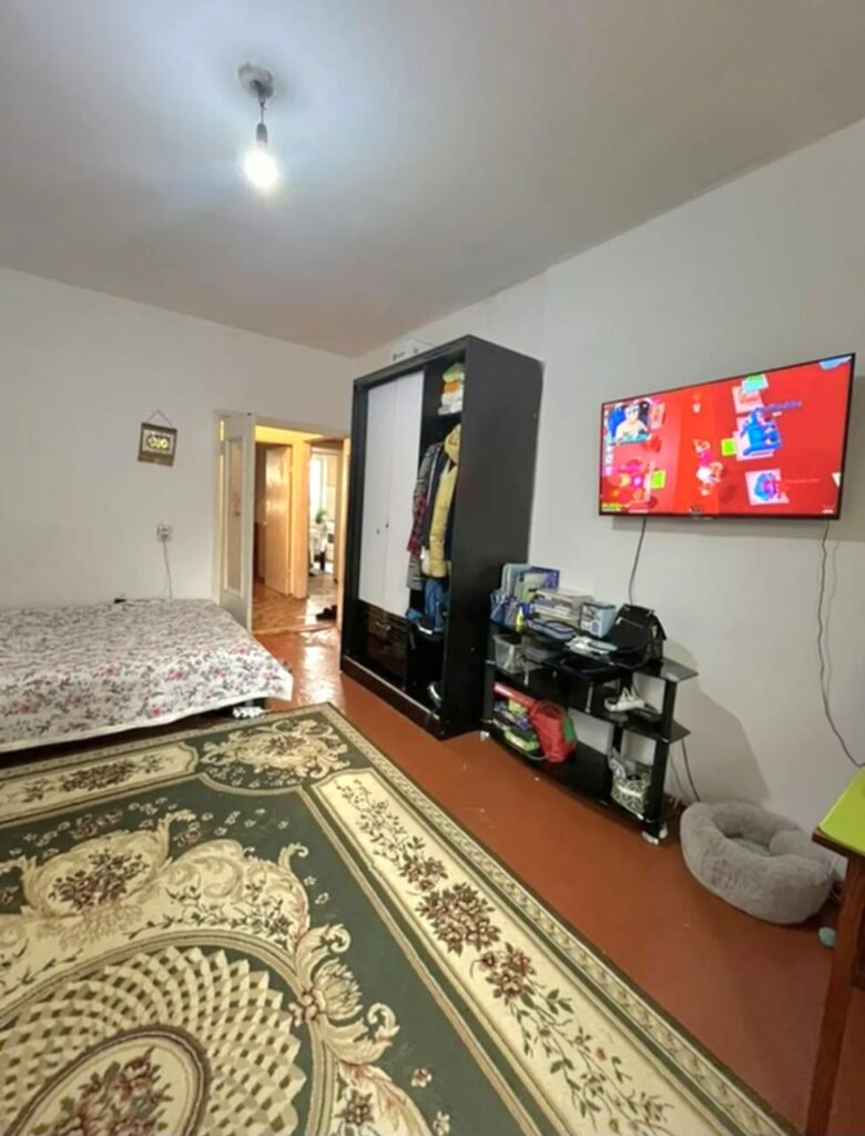 Продаю 2 комн. квартиру, мкр. Аламедин1, этаж 1/5, не угловая, 49м2 + балкон, серия 105, цена: 82000$