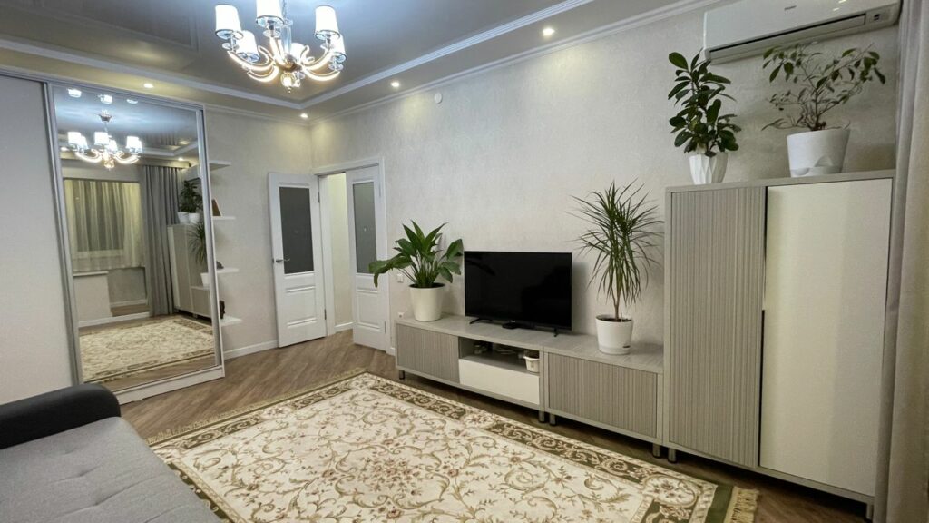 Продаю 1 комн. кв., мкр. Тунгуч, этаж 4/9, серия 106 улучшенная, 43м2, дизайнерский ремонт, вся техника и мебель в подарок! Цена: 69000$