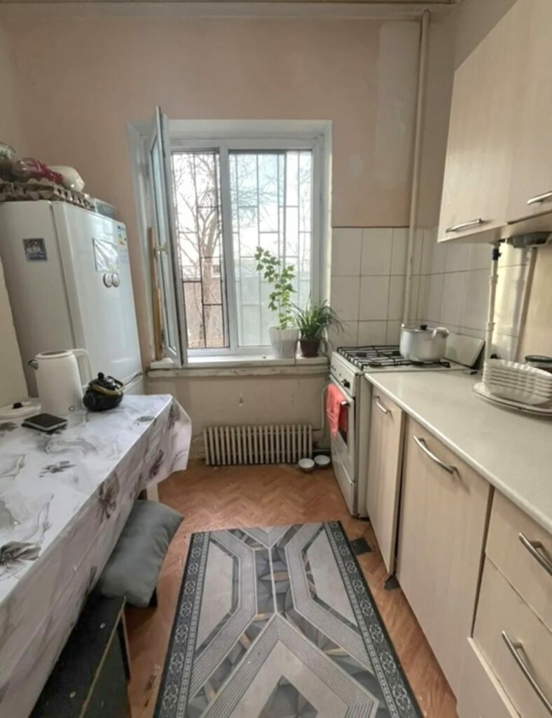 Продаю 2 комн. квартиру, мкр. Аламедин1, этаж 1/5, не угловая, 49м2 + балкон, серия 105, цена: 82000$