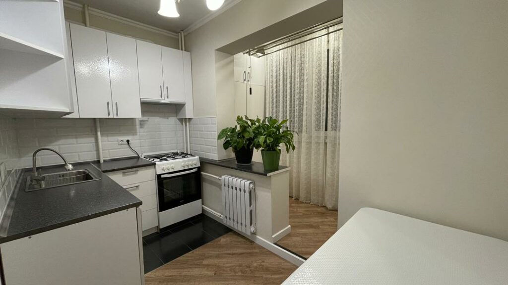 Продаю 1 комн. кв., мкр. Тунгуч, этаж 4/9, серия 106 улучшенная, 43м2, дизайнерский ремонт, вся техника и мебель в подарок! Цена: 69000$