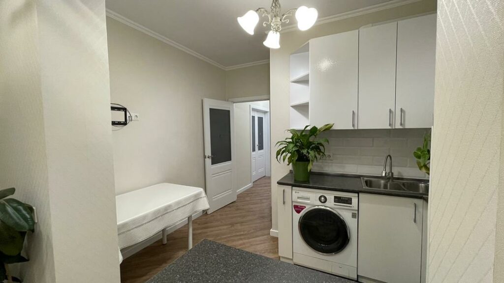 Продаю 1 комн. кв., мкр. Тунгуч, этаж 4/9, серия 106 улучшенная, 43м2, дизайнерский ремонт, вся техника и мебель в подарок! Цена: 69000$