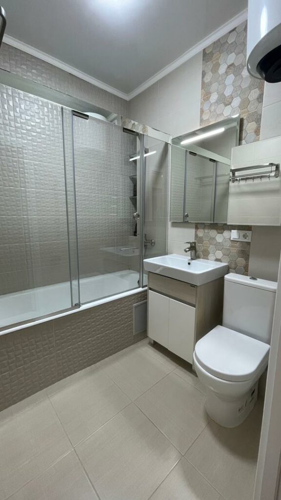 Продаю 1 комн. кв., мкр. Тунгуч, этаж 4/9, серия 106 улучшенная, 43м2, дизайнерский ремонт, вся техника и мебель в подарок! Цена: 69000$