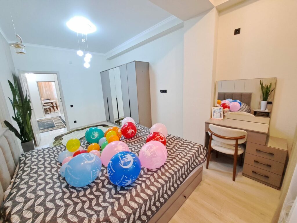 Продаю 3 комн. квартиру, мкр, Аламедин 1, этаж 1/5, не угловая, 80м2, Свежий ремонт, техпаспорт есть! Цена: 155000$