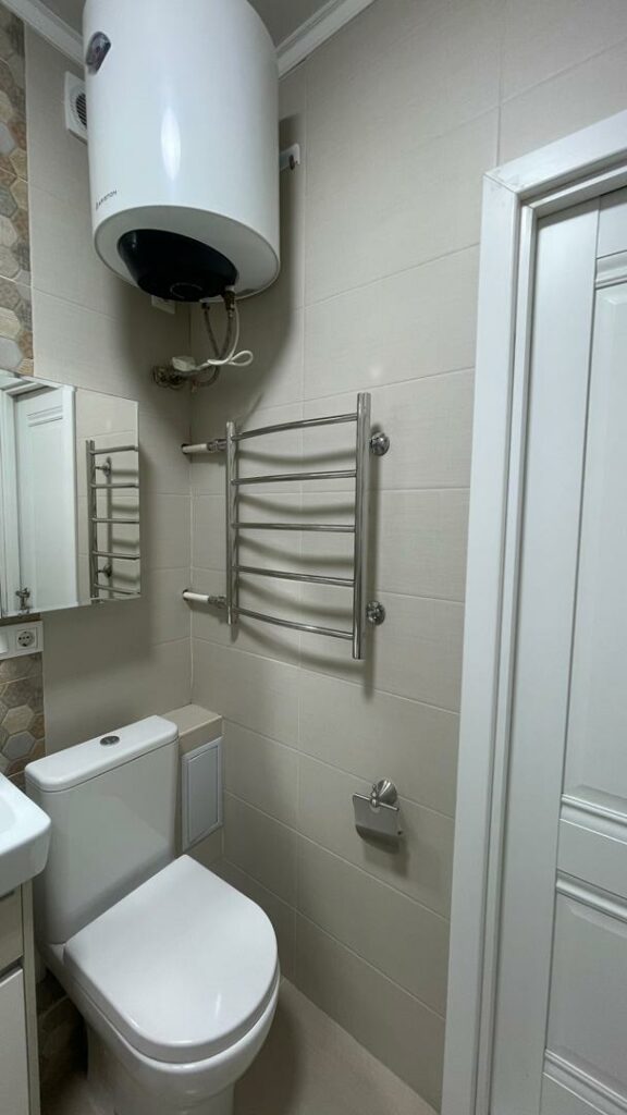 Продаю 1 комн. кв., мкр. Тунгуч, этаж 4/9, серия 106 улучшенная, 43м2, дизайнерский ремонт, вся техника и мебель в подарок! Цена: 69000$