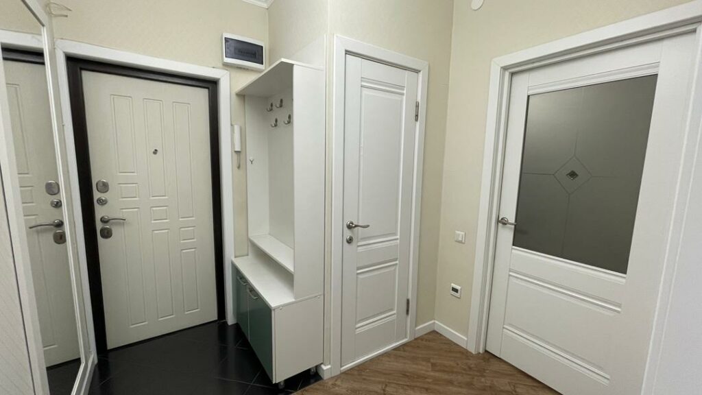 Продаю 1 комн. кв., мкр. Тунгуч, этаж 4/9, серия 106 улучшенная, 43м2, дизайнерский ремонт, вся техника и мебель в подарок! Цена: 69000$