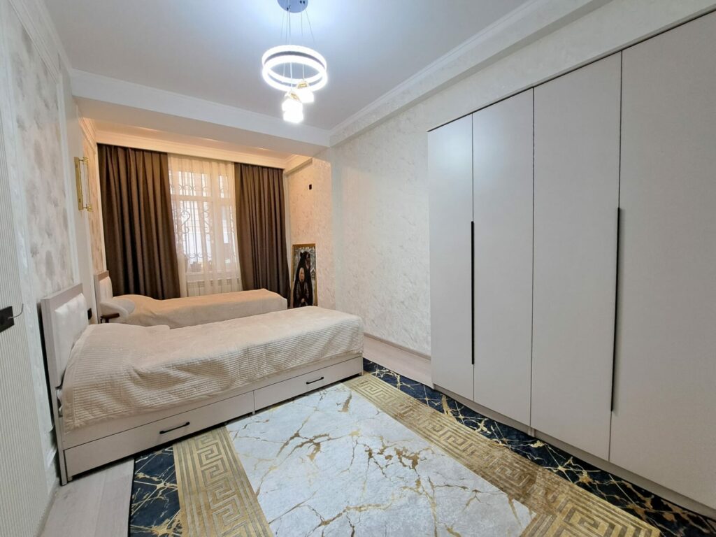 Продаю 3 комн. квартиру, мкр, Аламедин 1, этаж 1/5, не угловая, 80м2, Свежий ремонт, техпаспорт есть! Цена: 155000$