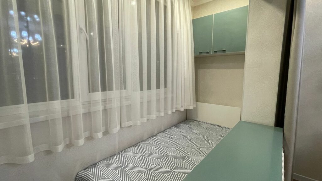 Продаю 1 комн. кв., мкр. Тунгуч, этаж 4/9, серия 106 улучшенная, 43м2, дизайнерский ремонт, вся техника и мебель в подарок! Цена: 69000$