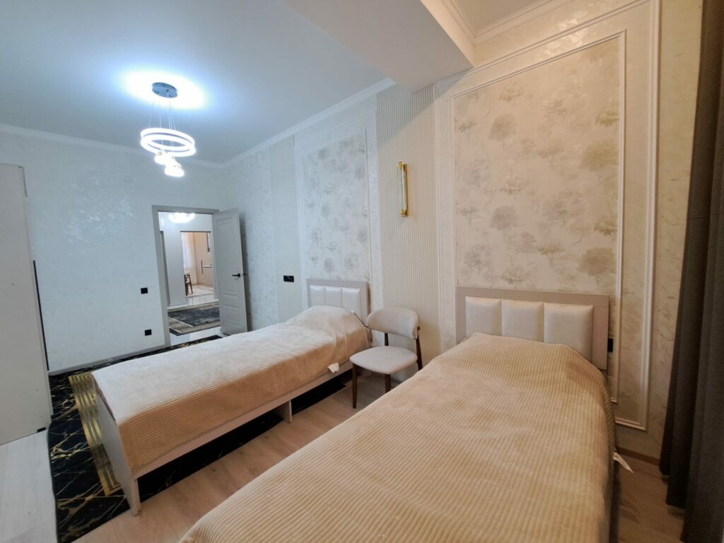 Продаю 3 комн. квартиру, мкр, Аламедин 1, этаж 1/5, не угловая, 80м2, Свежий ремонт, техпаспорт есть! Цена: 155000$