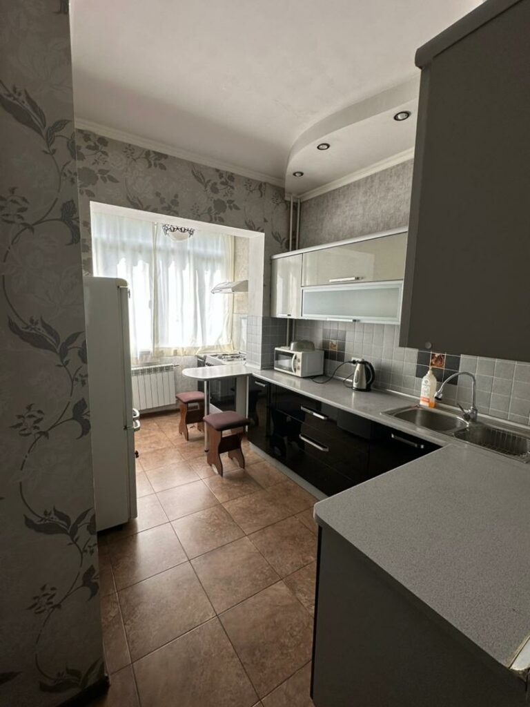 Продаю 3 комн. квартиру, мкр. Аламедин 1, этаж 7/9, не угловая, серия 106, 70м2, цена: 104000$