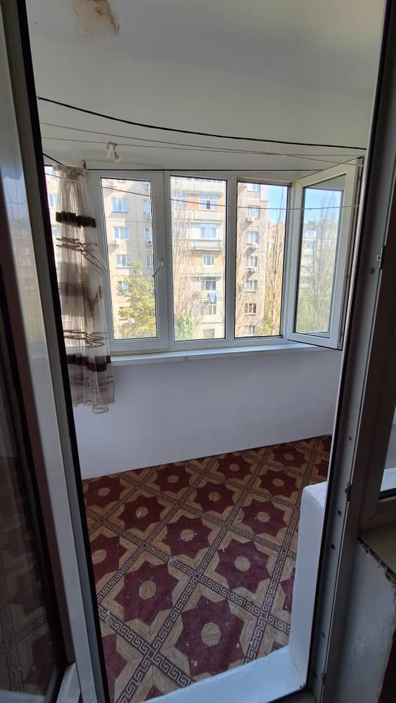 Продаю 2 комн. квартиру, мкр. Аламедин 1, этаж4/5, не угловая, 49м2 + балкон, серия 105, цена: 79500$