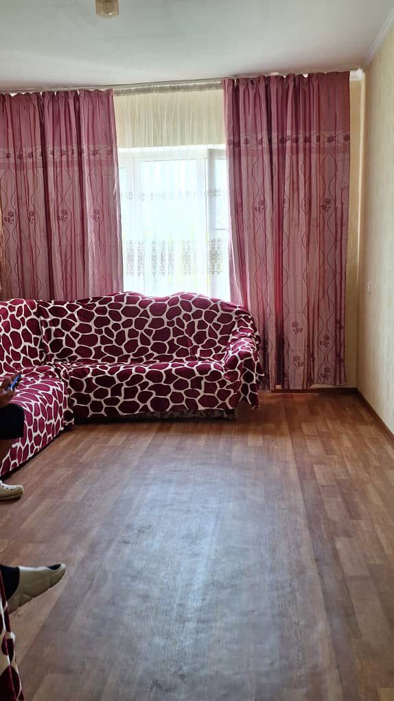 Продаю 2 комн. квартиру, мкр. Аламедин 1, этаж4/5, не угловая, 49м2 + балкон, серия 105, цена: 79500$