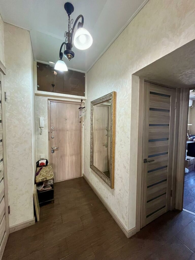 3 комн. квартира, мкр. Аламедин 1, этаж 4/9, серия 106, площадь 70м2, цена: 110000$