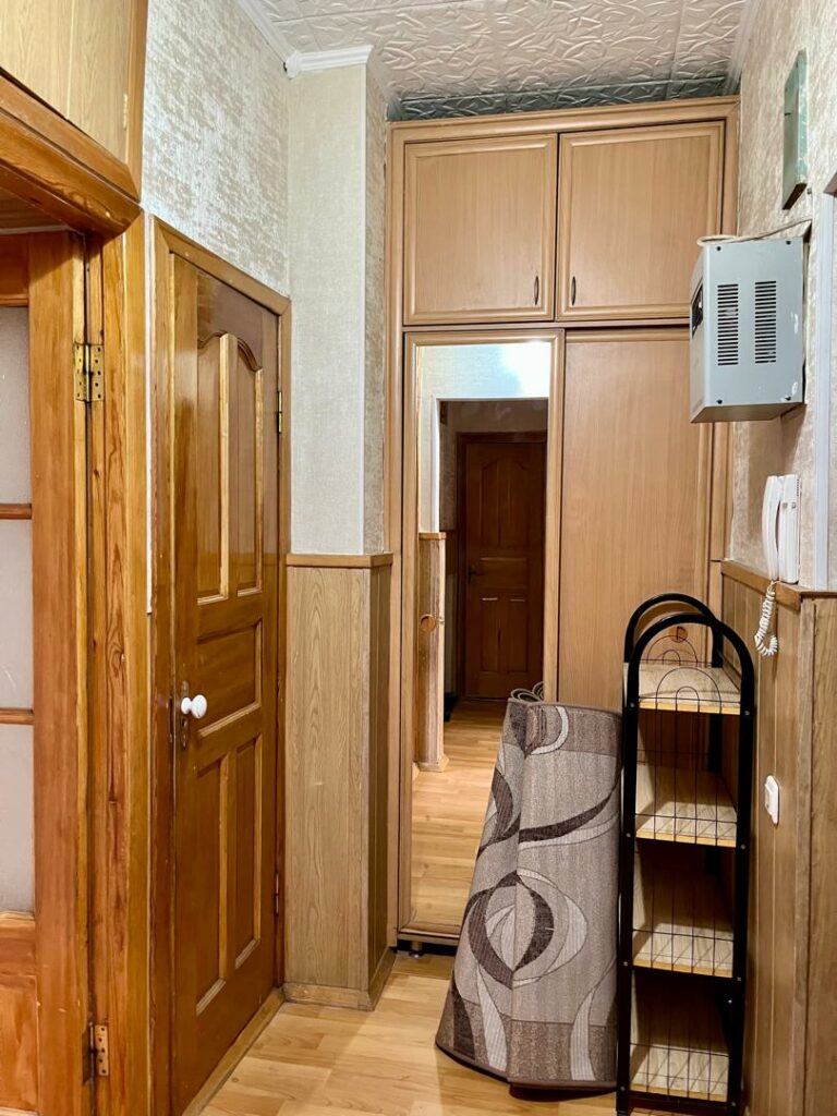 Продаю 2 комн. квартиру в мкр. Аламедин1, этаж 3/5, не угловая, серия 105, цена: 81000$