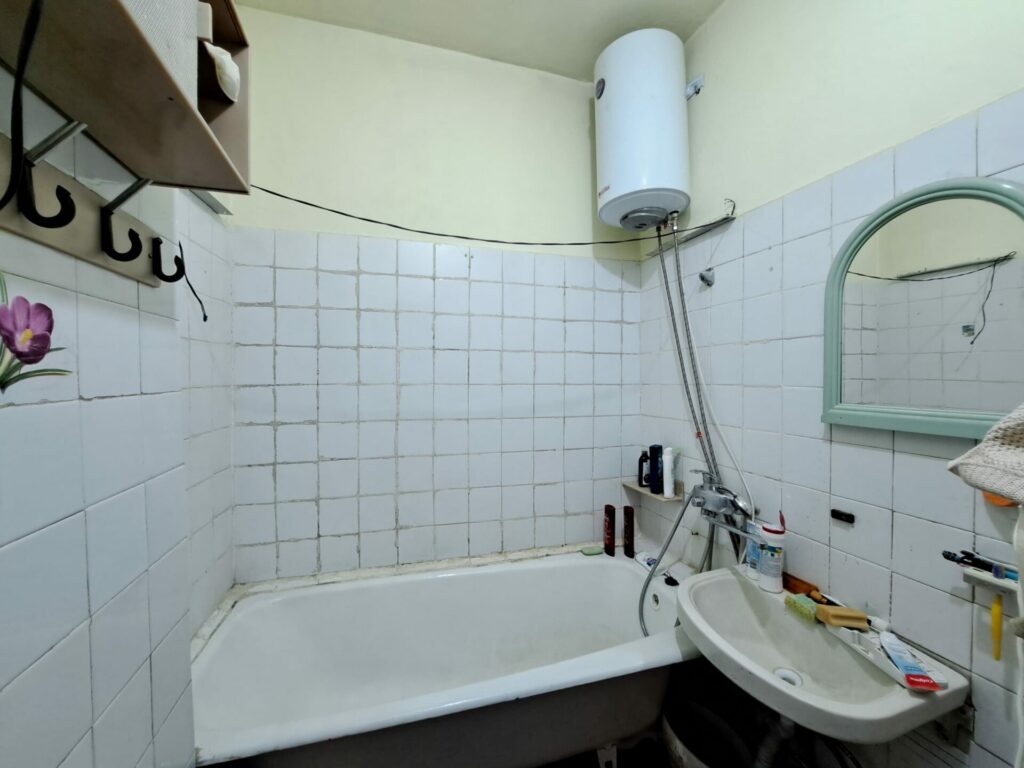 Продаю 3 комн. кварт, мкр. Аламедин 1, этаж 9/9, серия 106, старый ремонт, цена: 88000$