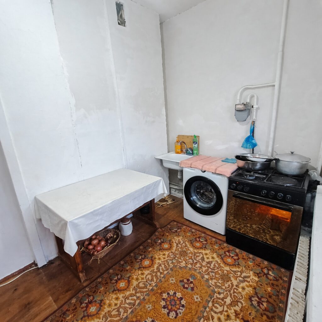 Продаю 1 комн. квартиру, мкр. Аламедин 1, этаж 4/9, не угловая, старый ремонт, цена: 60000$