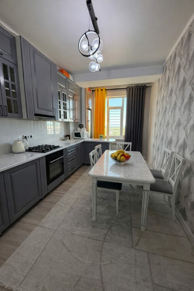 Продаю 3 комн. квартиру, мкр.Аламедин 1, начало. Этаж.8/10, площадь 86м2, всё центральное,СВЕЖИЙ РЕМОНТ!Техпаспортесть! Цена: 126000$