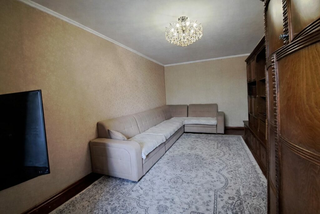 Продаю 2 комн. кварт, ТЦ ТААТАН, Кольбаева, этаж 1/4, не угловая, серия 104, площадь 49м2, цена: 73000$